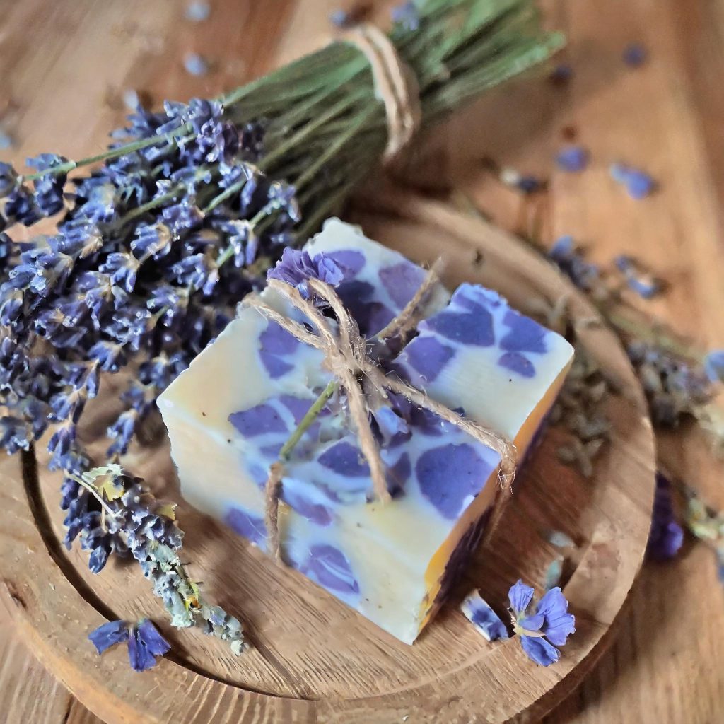 Ročno izdelana naravna mila sivkaRočno izdelana naravna mila sivka